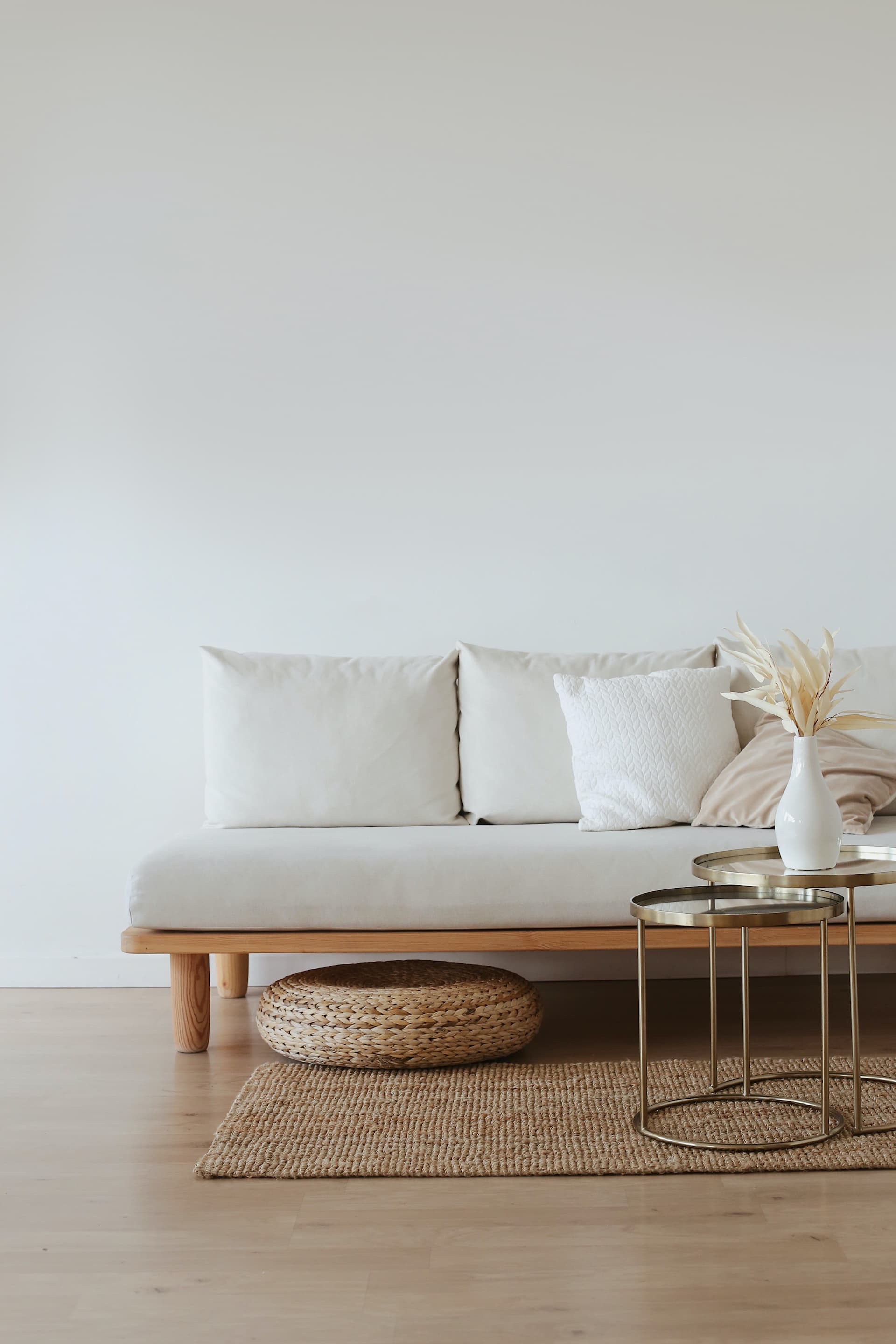 Salón decorado con estilo colonial moderno